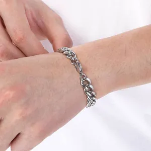 Poliertes Panzerarmband aus Edelstahl für Damen und Herren, am Handgelenk getragen