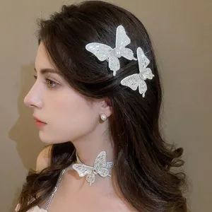 Elegantes Schmuckset mit Strass-Schmetterlingen, Haarklammern, Halskette und Ohrringen. Luxus