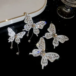 Detailansicht funkelnder Strass-Schmetterlings-Haar-Accessoires auf schwarzem Grund