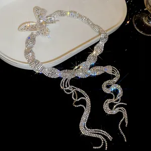 Detaillierte Makroansicht der funkelnden Schmetterlingskette mit Strass und Quasten