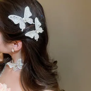 Detailansicht funkelnder Strass-Schmetterling-Haarspangen und Choker an elegantem Modell