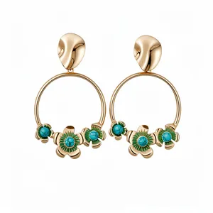 Boucles d'oreilles créoles dorées avec motifs floraux verts et perles turquoise chic