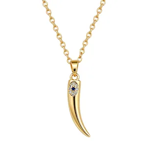 Nahaufnahme der goldenen Horn-Halskette mit funkelndem Zirkon und blauem Stein