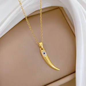 Detaillierte Ansicht der goldenen Titanstahl Horn Kette mit blauem Edelstein