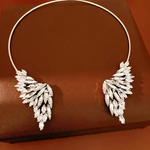 Collier ras du cou ailes d'ange en cristal pour mariages et événements formels élégants