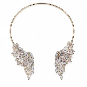 Collier choker ailes d'ange dorées avec embellissements en cristaux brillants