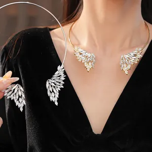 Détail d'un collier ras du cou en cristal avec ailes d'ange en or et argent