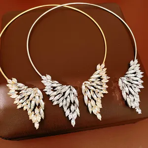 Détail de colliers choker ailes d'ange en cristal dorés et argentés pour mariages