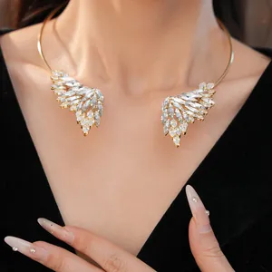 Détail du collier ras du cou ailes d'ange en cristal doré pour une soirée élégante