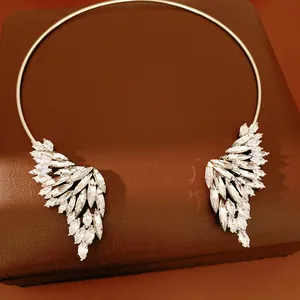 Vue détaillée du collier torque ailes d'ange argentées avec cristaux marquises brillants