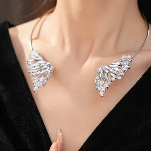 Gros plan d'un collier ras du cou élégant avec des ailes en cristal sur le cou du mannequin