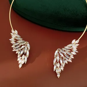 Vue détaillée du collier ras du cou ailes d'ange en or avec ailes en cristal étincelantes