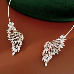 Vue détaillée d'un collier choker ailes d'ange élégant avec des cristaux étincelants.