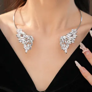 Gros plan d'un tour de cou étincelant avec ailes d'ange en cristal sur le cou
