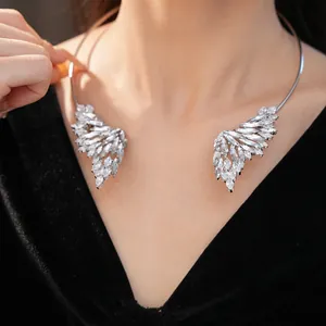 Zoom sur le collier ras de cou ailes d'ange avec cristaux brillants sur velours noir.