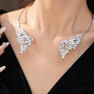 Vue détaillée d'un collier ras de cou ailes d'ange argenté avec des ailes en cristal étincelant