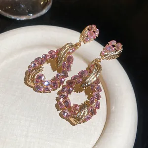 Luxe roze strass druppel oorbellen met gouden bladaccenten voor een elegante uitstraling