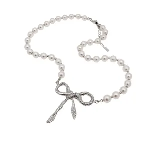 Elegante französische Vintage-Perlenkette mit einem silbernen Schleifenanhänger.