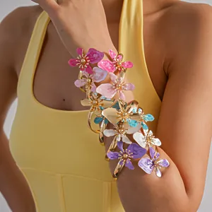 Westerse Stijl Metaal Emaille Bloem Gedraaide Armmanchet Armband Gepersonaliseerde Zoete High-End Sieraden Voor Vrouwen Mode Hand Accessoire