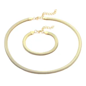Parure collier et bracelet en maille serpent plate en acier titane plaqué or 18 carats