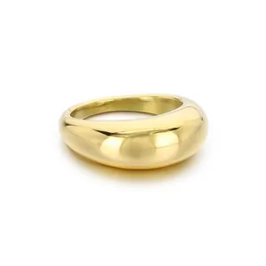 Bague géométrique fluide et épaisse en acier inoxydable doré au style épuré