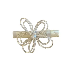 Elegante molletta per capelli a fiore di perline con base avvolta in nastro crema