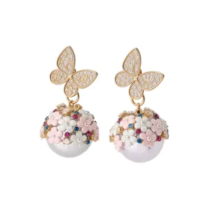 Eleganti orecchini a farfalla con pendenti di perle decorati con fiori e cristalli