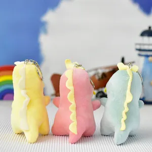 Vista posteriore dettagliata di simpatici portachiavi a forma di dinosauro in peluche