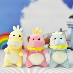 Tre adorabili portachiavi di peluche a forma di dinosauro in giallo, rosa e blu