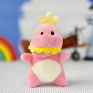 Vista dettagliata di un portachiavi a forma di dinosauro rosa in peluche con corona gialla