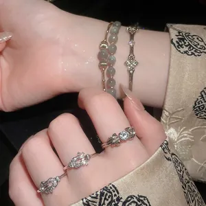 Bracciale a Doppio Strato con Perline in Pietra di Luna Placcato Oro 18K per Donna Set di Gioielli con Anello Aperto Geometrico in Rame Strass di Lusso Leggero
