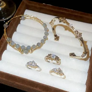 Elegante set di gioielli con bracciale in pietra di luna e anello floreale placcato oro 18k.