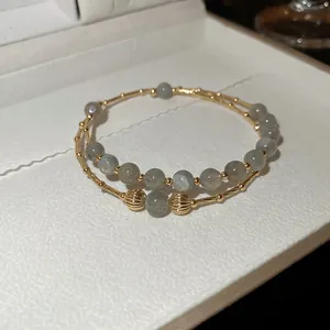 Vista dettagliata del bracciale a doppio strato placcato oro 18k con pietre di luna