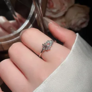 Primo piano di un elegante anello a ferro di cavallo in argento indossato al dito