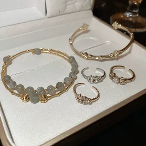 Vista dettagliata del bracciale di pietra di luna placcato oro 18k e anelli in scatola regalo