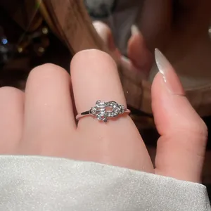 Primo piano di un anello con fibbia a ferro di cavallo argentato con zirconi brillanti