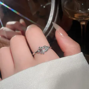 Elegante anello in argento placcato oro 18 carati con pavé e logo di design di lusso