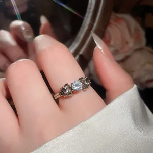 Primo piano di un elegante anello d'argento con design a nodo e pietra centrale