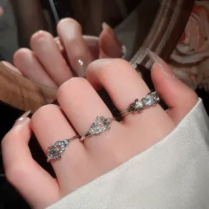 Primo piano di eleganti anelli color argento con accenti di pietre luccicanti sulla mano