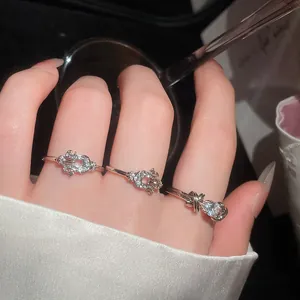 Eleganti anelli in tonalità argento con pietre brillanti e design di nicchia per donne