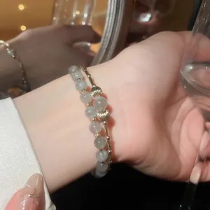 Dettaglio del bracciale a doppio strato con perle di pietra di luna e oro 18 carati