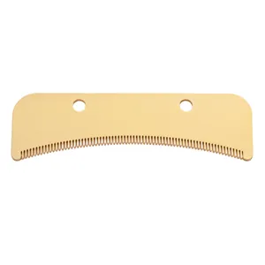 Lame de peigne dorée pour toilettage d'animaux avec dents courbées et trous de fixation.