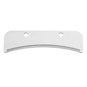 Vue détaillée d'une lame de rechange incurvée en acier pour peigne de toilettage