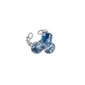 Elegante anillo abierto plateado con tres cristales azules y un diseño de banda torcida.