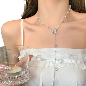 Elegante collana lunga di perle con ciondolo a forma di fiore brillante per donna