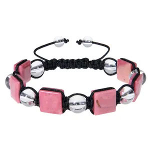 Detailansicht eines verstellbaren geflochtenen Armbands mit rosa Stein und Kristallperlen.