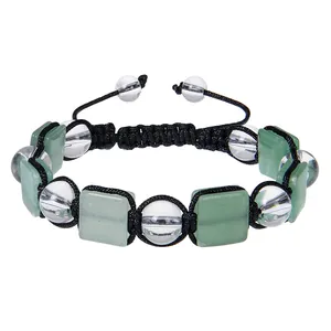 Handgefertigtes verstellbares geflochtenes Armband mit grünen Steinen und Kristallperlen.