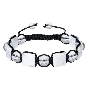 Detail eines handgefertigten verstellbaren Armbands mit weißen Marmor- und Kristallperlen