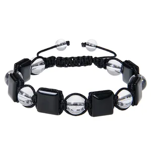 Detailansicht des verstellbaren Armbands mit schwarzen Steinen und Bergkristallperlen