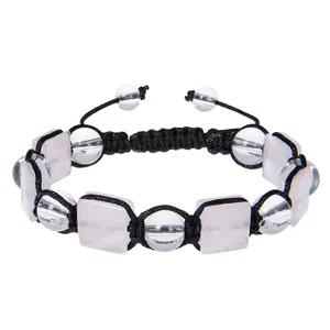 Detailansicht eines verstellbaren geflochtenen Armbands mit Rosenquarz und Perlen